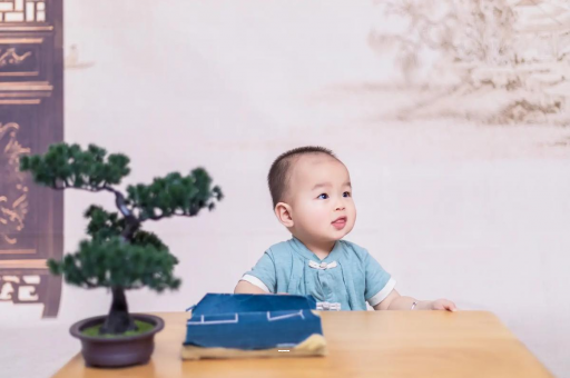 咸宁宝宝吐黄水是怎么回事 咸宁宝宝吐黄水是怎么回事